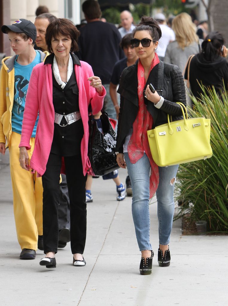 Kim Kardashian con su abuela, en el año 2011