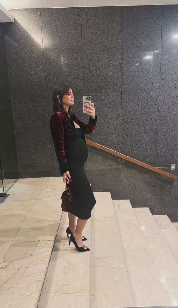 Isabelle Junot, embarazada, con look de Navidad.