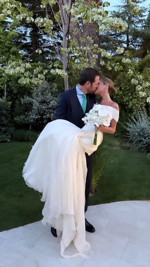 Eufórico y sin poder contener la felicidad, Andrés levantó en brazos a su ya mujer y la besó en una de las imágenes más románticas de la jornada
