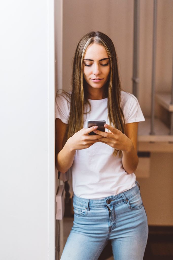 chica mirando movil