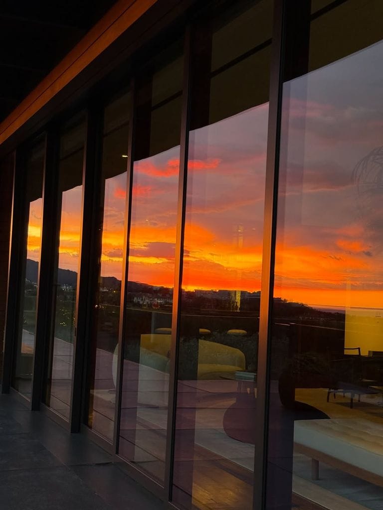 La preciosa puesta de sol que se aprecia desde sus ventanales