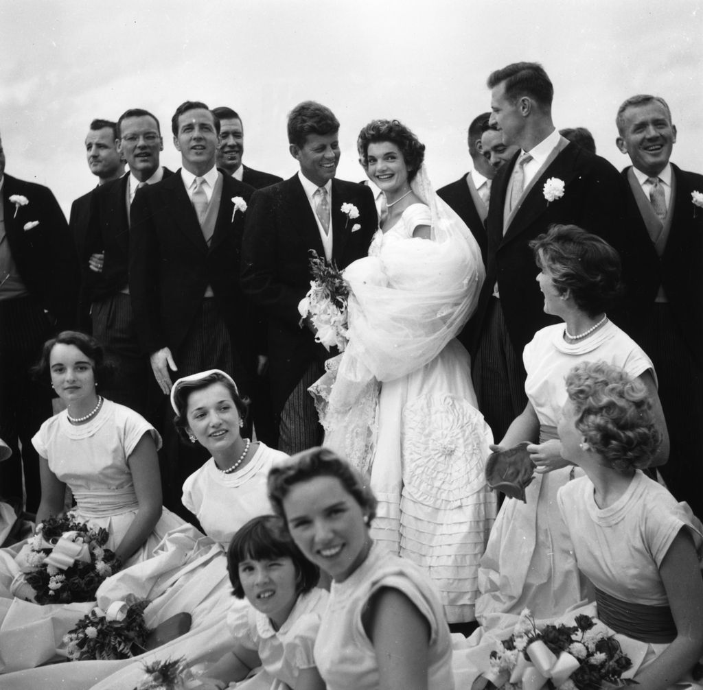 Jackie Kennedy el día de su boda con sus damas de honor