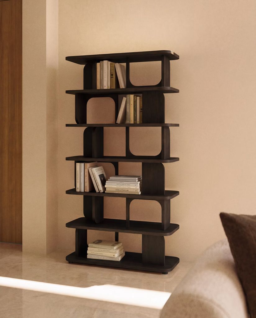 Estantería de madera oscura