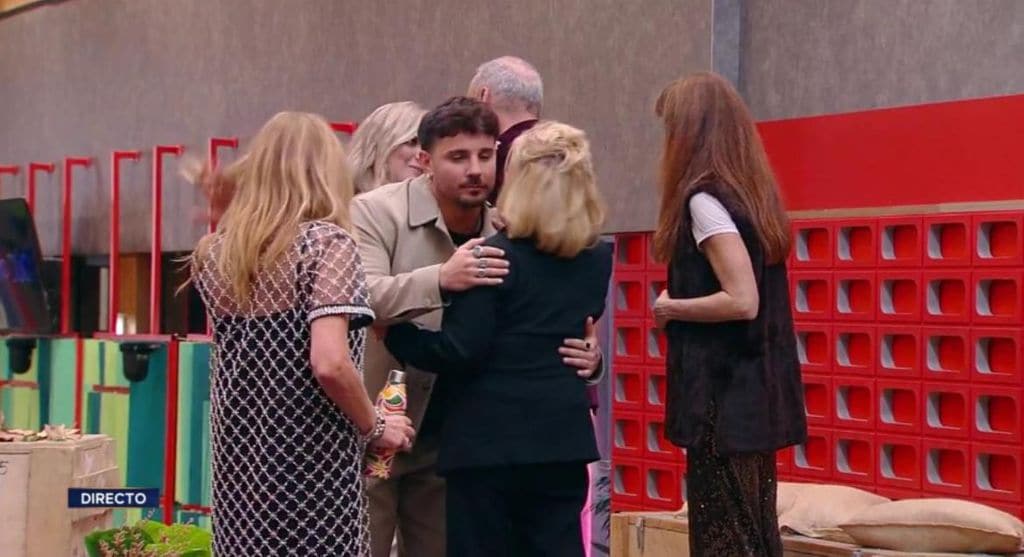 Carmen Borrego saludando a sus compañeros de  GH DUO