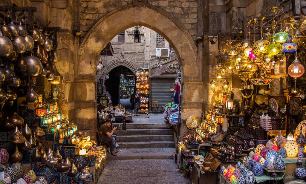 Entre faroles y callejones, Khan el-Khalili revela el alma vibrante de la capital egipcia