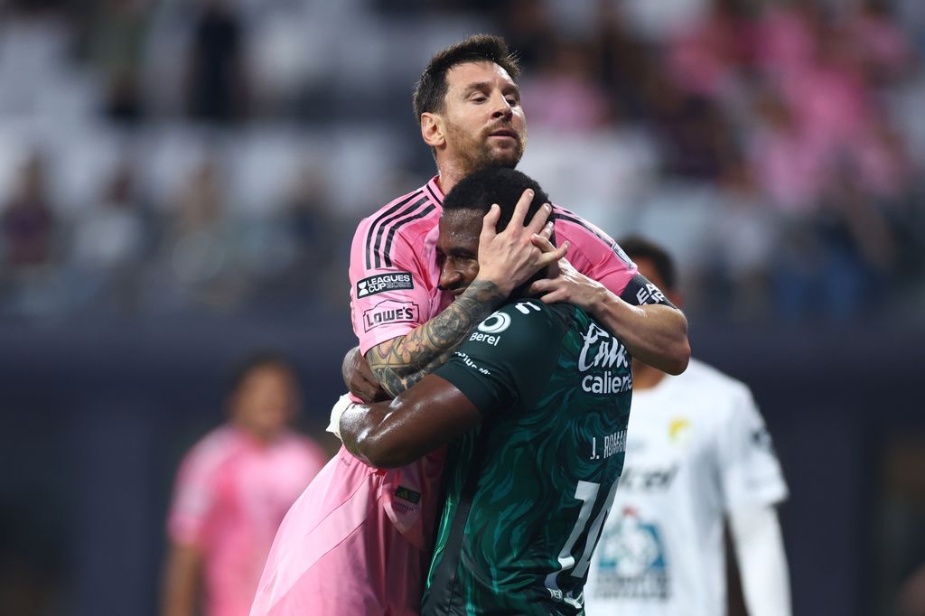 El abrazo de Jhohan Romaña a Lionel Messi