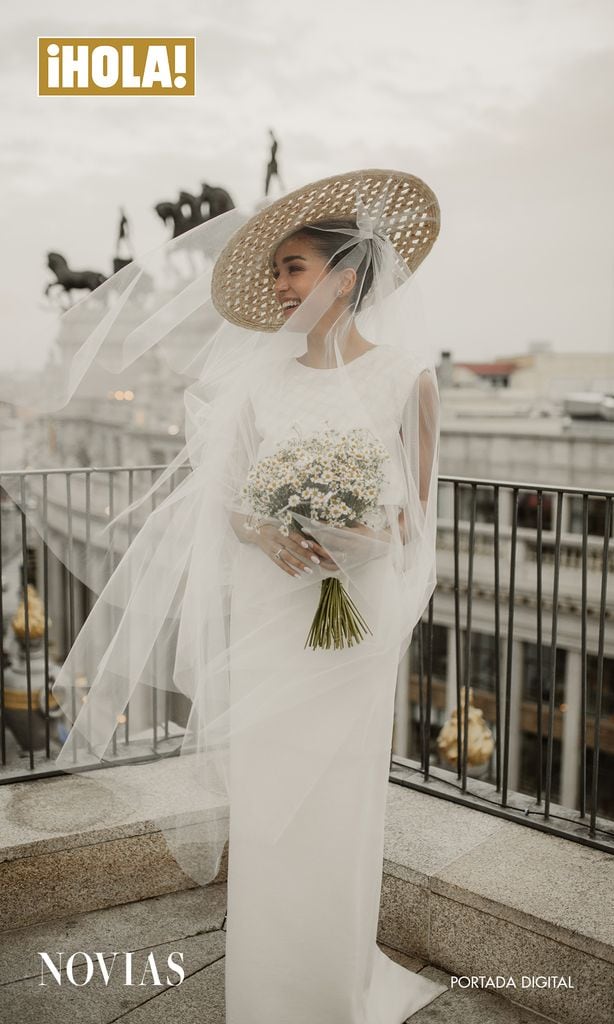 Ale Capetillo apostó por su propio concepto de moda bridal, con una espectacular silueta de dos piezas de Lorena Formoso