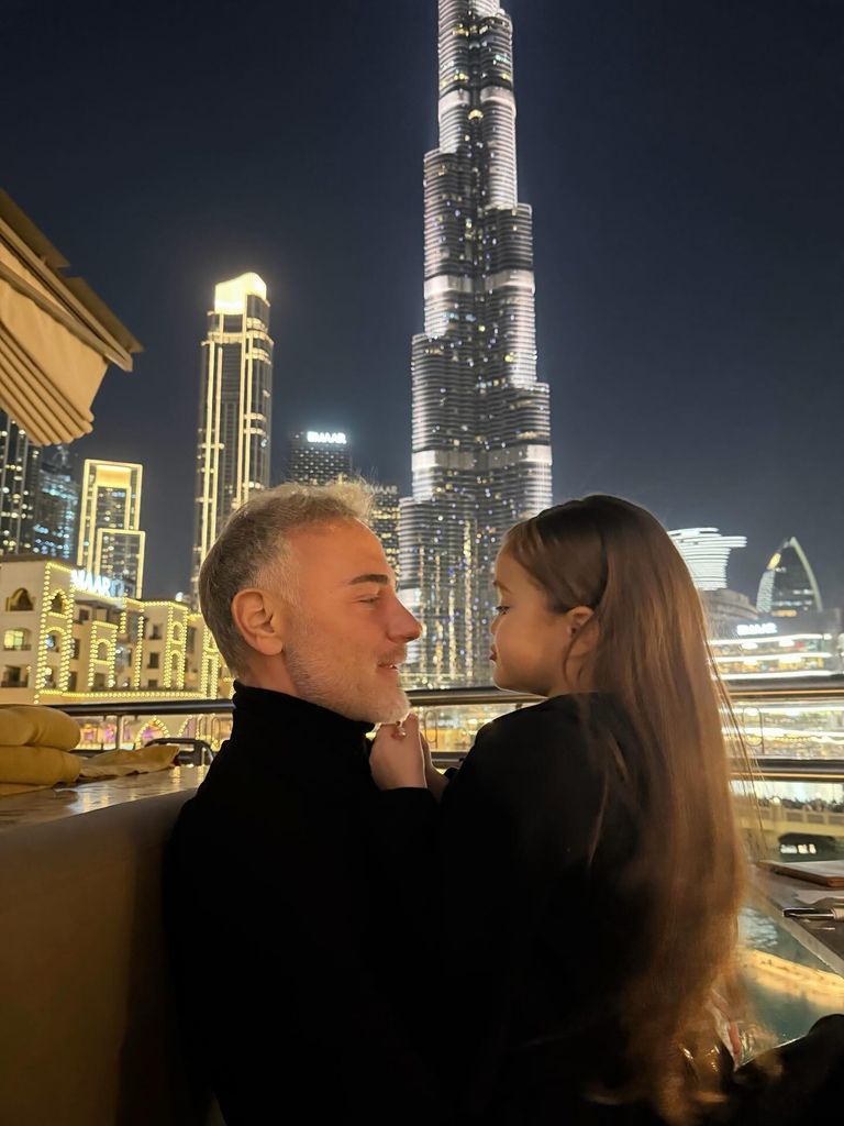 Gianluca Vachi compartió esta foto junto a su amada hija con el Burj Khalifa
de fondo.