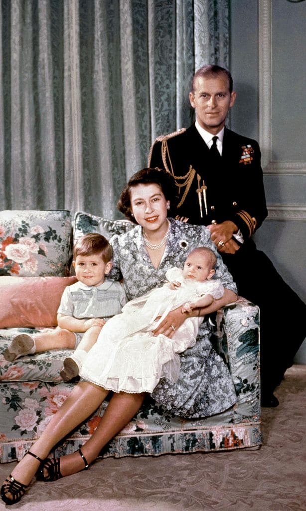 Isabel II HOLA PLUS