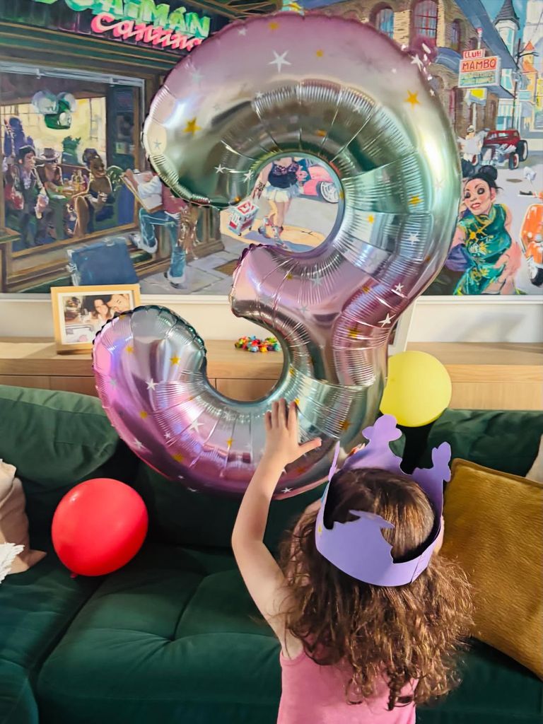 Jara llevaba una corona para que todos supieran que era su cumpleaños