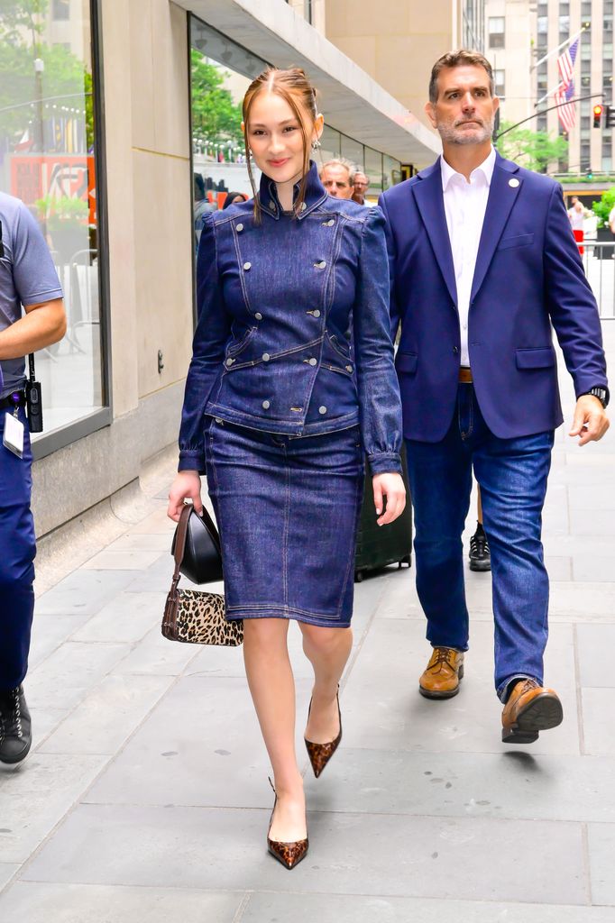 Lola Tung en Nueva York con un look con inspiración retro. 