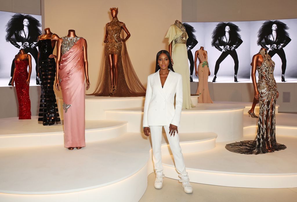 Naomi Campbell durante un recorrido por su muestra 