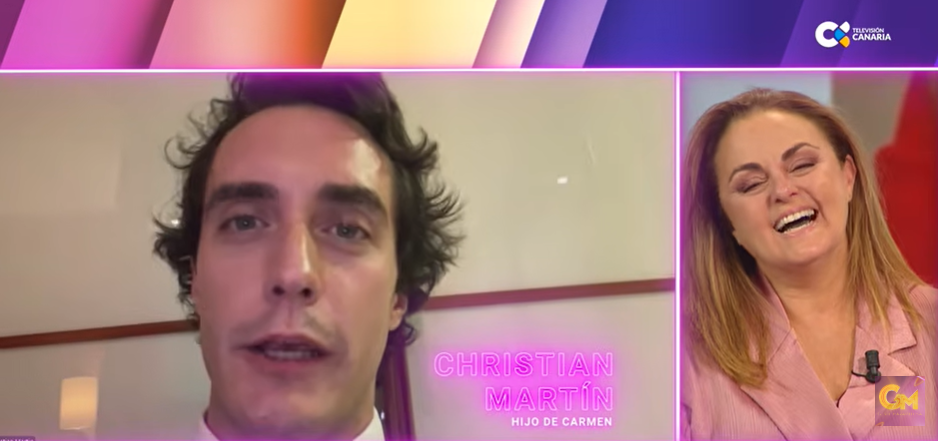 Christian Martín, hombre con cabello oscuro, y mujer rubia riendo en estudio.