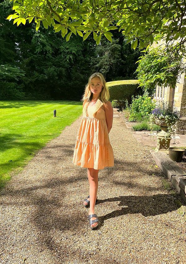Amelia Windsor con vestido sostenible de Freya Simmone