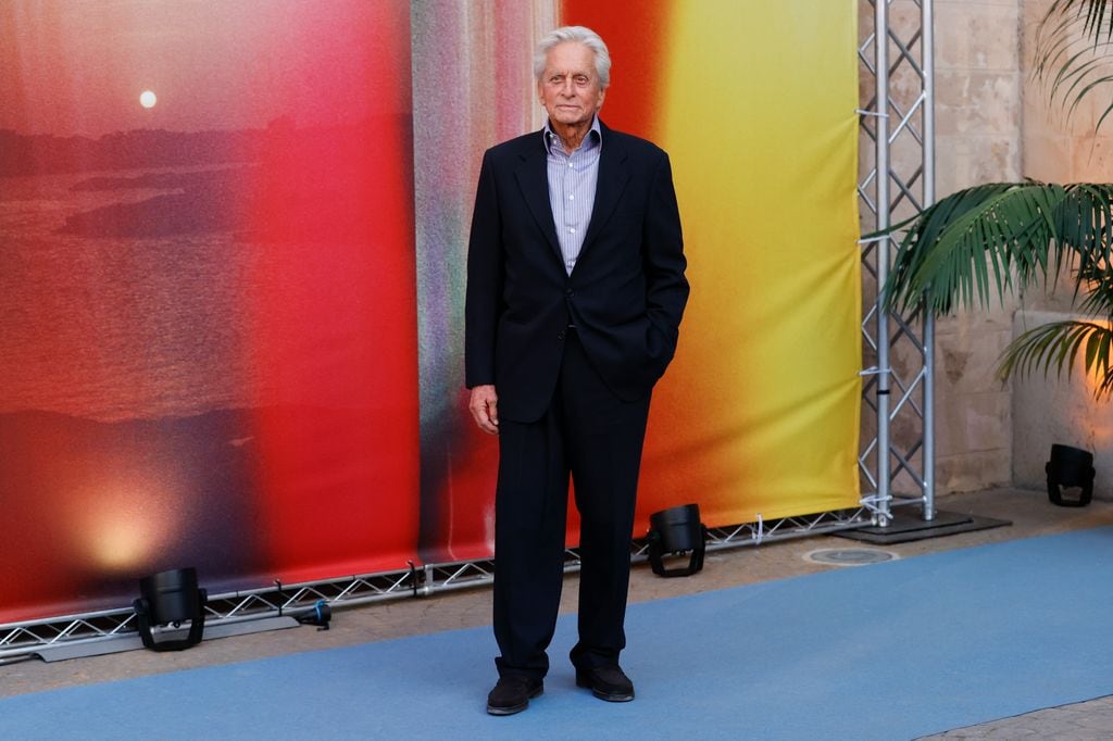 Michel Douglas posa ante los fotógrafos a su llegada al Atlàntida Mallorca Film Fest