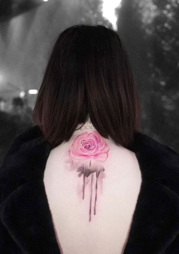 Selena Gomez con tatuaje de rosa en la espalda
