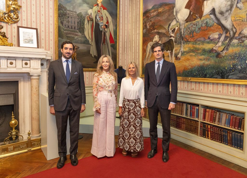 Eugenia Martínez de Irujo y Cristina Carrillo de Albornoz, comisarias de exposición 'Cayetana, Grande de España', junto a Álvaro Romero, director de la Fundación Casa de Alba, y Fernando Martínez de Irujo.