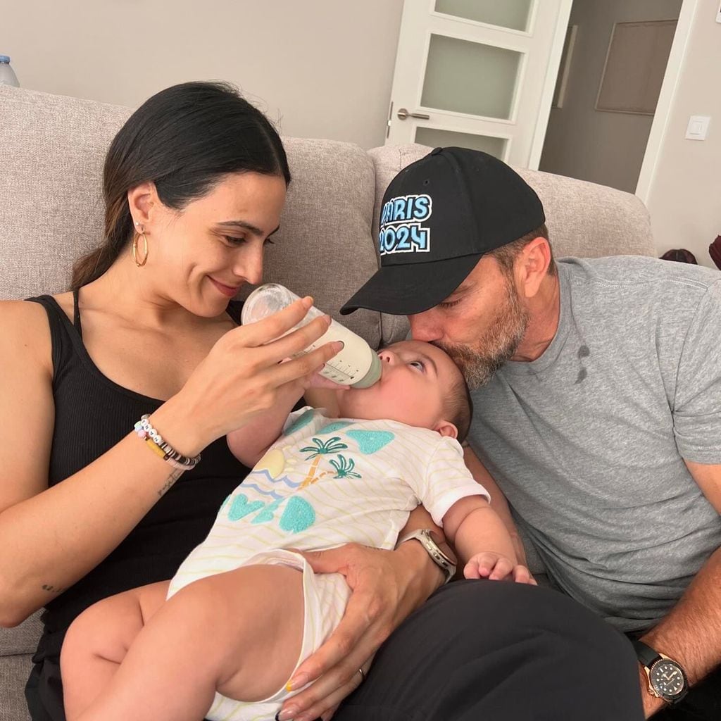 Valeria Marín y Julián Gil con Oliver.