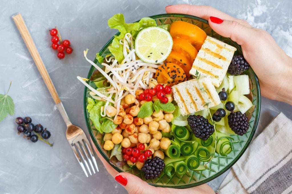 Legumbres, verduras, tofu, frutas frescas.... son algunos de los alimentos ideales para incluir en nuestras ensaladas saludables y altamente nutritivas