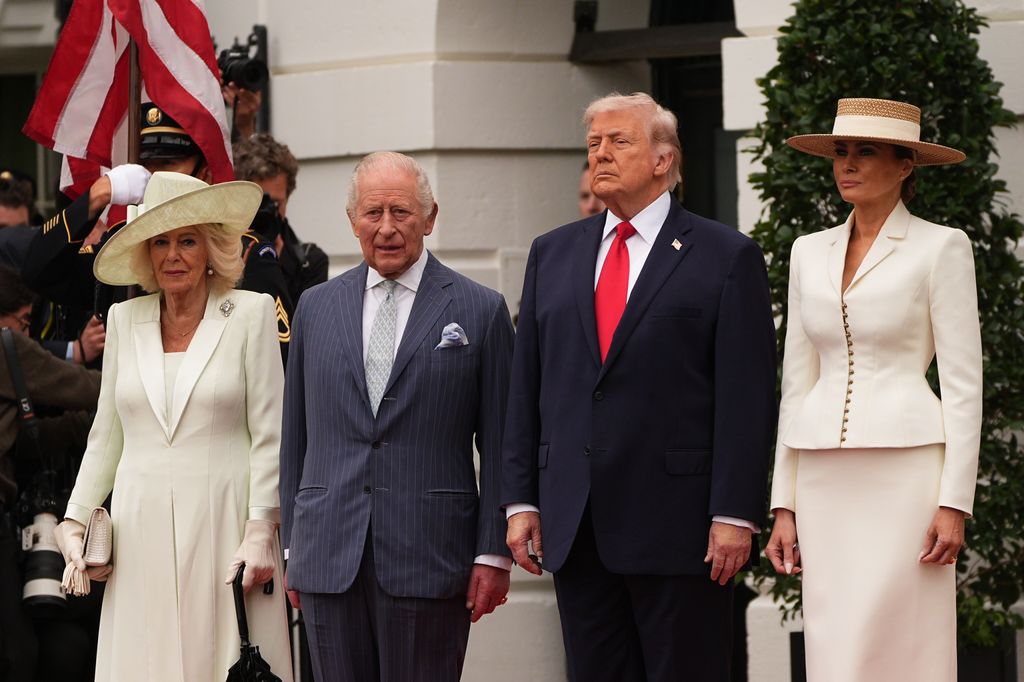 Los Reyes Carlos y Camilla durante la ceremonia oficial en la Casa Blanca