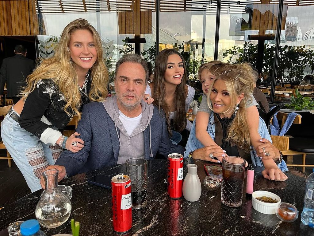 Daniela Castro y su familia
