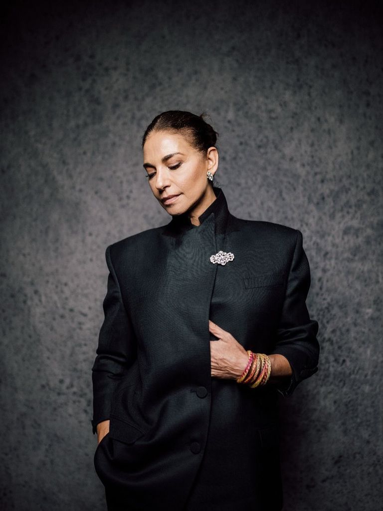 Mariló Montero con traje negro y broche.