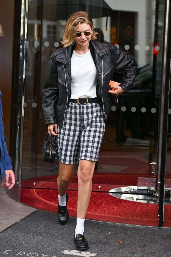 Gigi lleva un look colegial 
