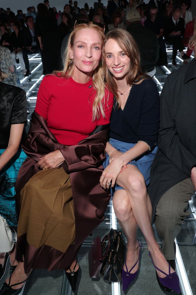 Uma Thurman y Maya Hawke en el desfile de Prada Spring/Summer 2027 en Milán.