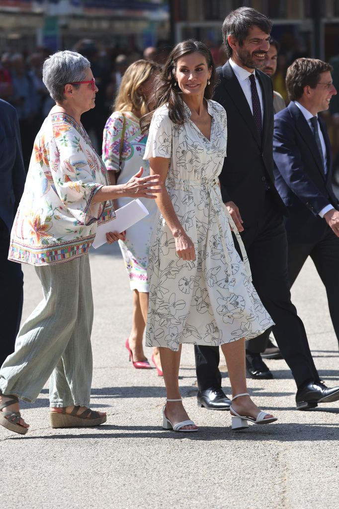 El último giro inesperado en los looks de la reina Letizia: un vestido de flores que marca cintura y perlas en la Feria del Libro/en Madrid La reina Letizia cambia de registro por un vestido de flores ligero que marca cintura tras una semana de looks de alto impacto