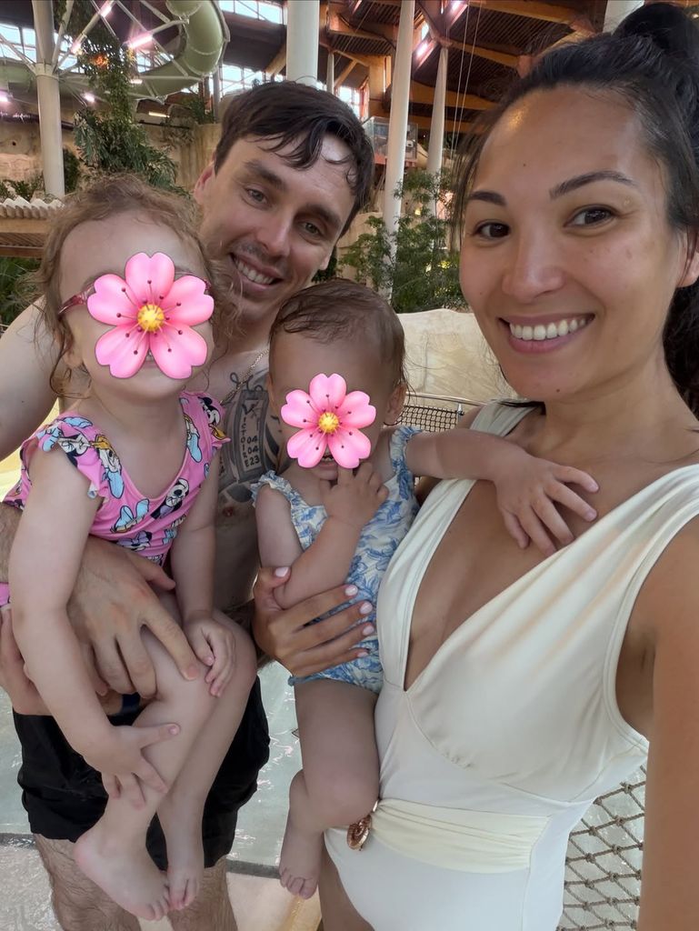 La pareja también tuvo tiempo para darse un chapuzón relajante con sus dos hijas