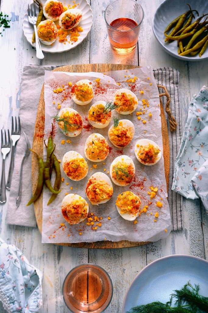 Huevos rellenos de atún, piparras y mayonesa