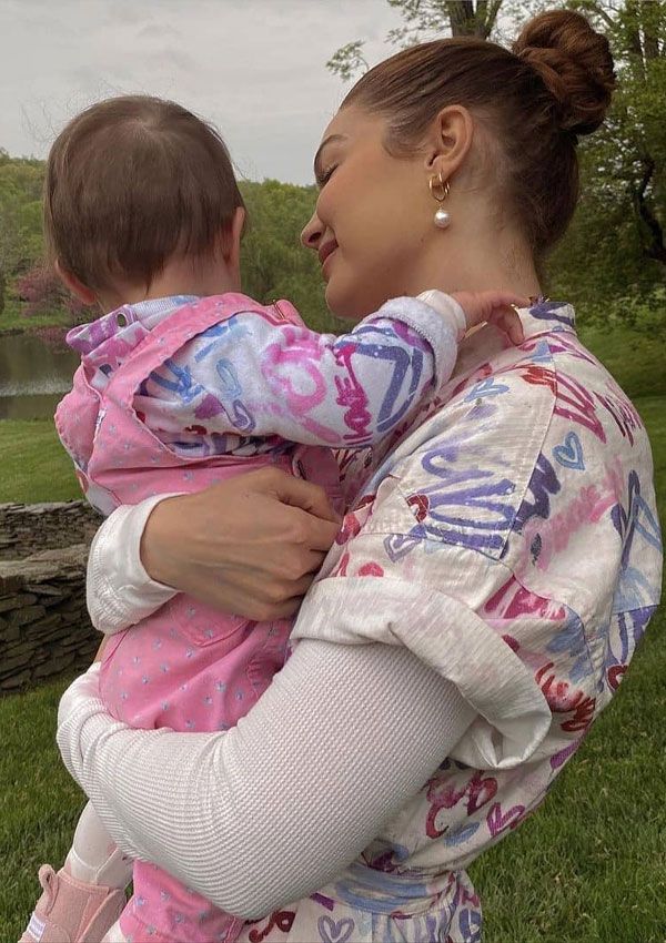 Gigi Hadid y su hija Khai suelen coordinar sus looks