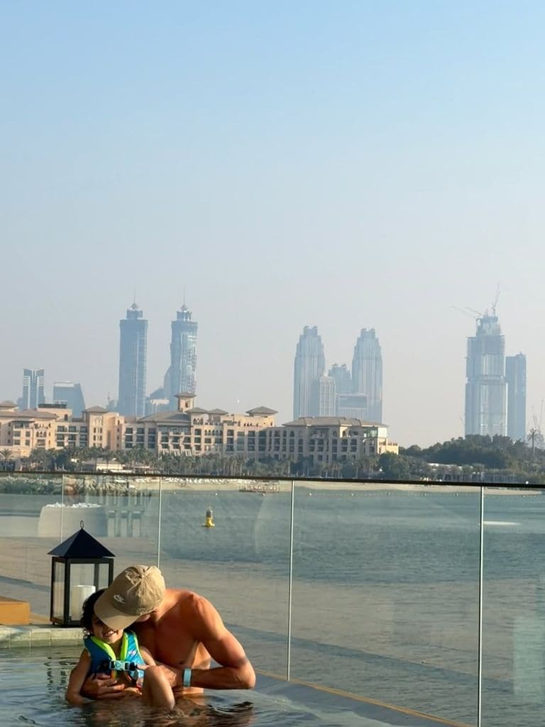 Cristiano Ronaldo con la pequeña Bella Esmeralda en la piscina.