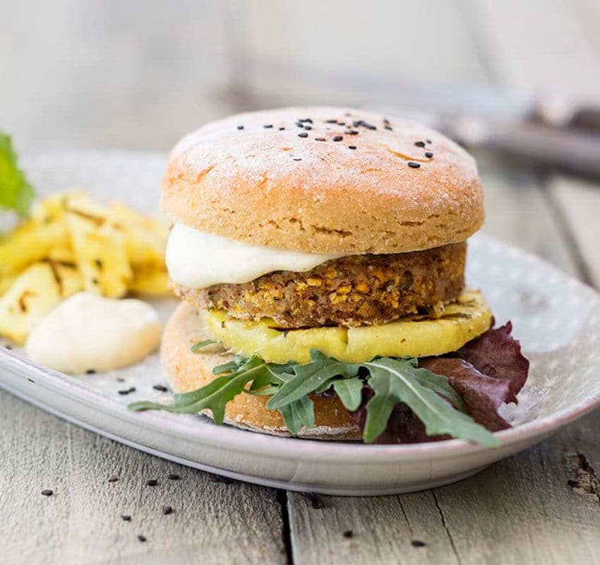 HAMBURGUESA VEGANA DE ALTRAMUCES Y QUINOA CON PIÑA