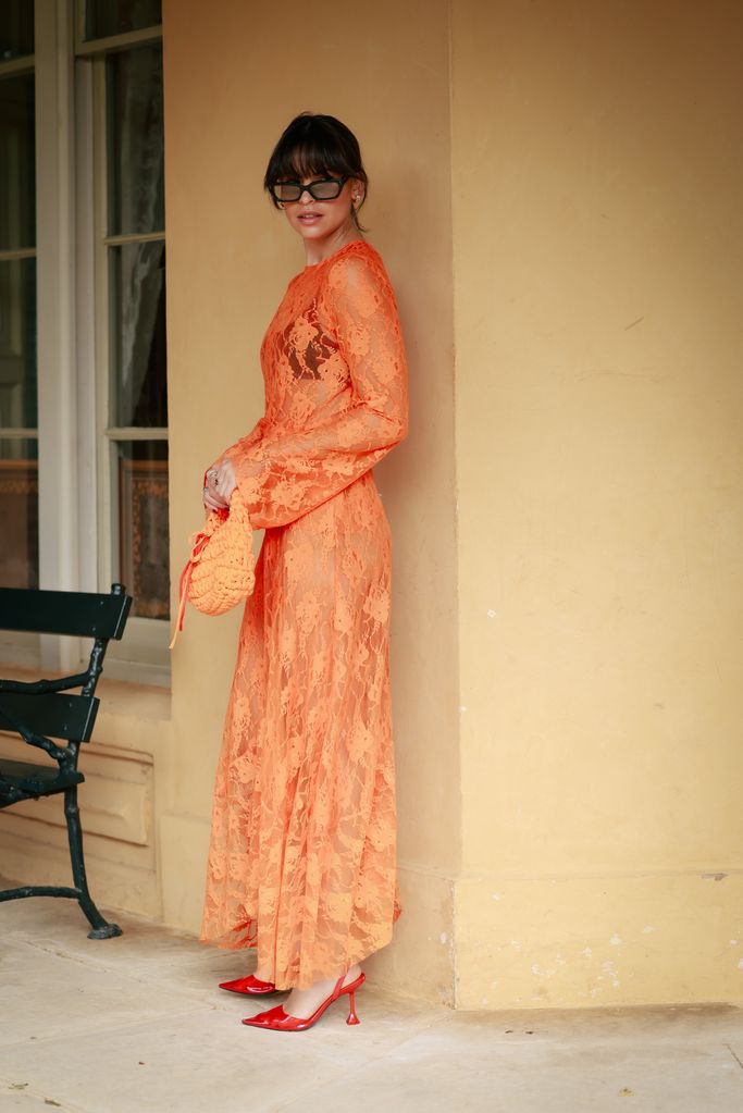 Vestido naranja transparencias streetstyle