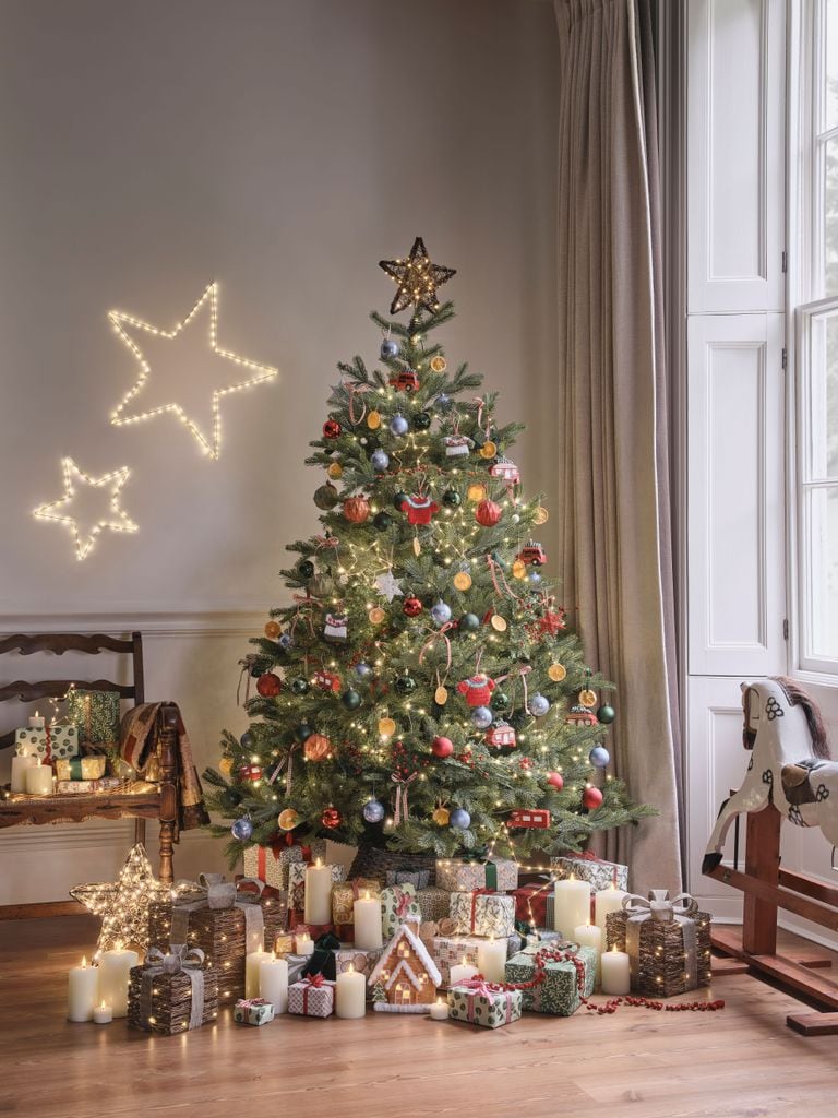 Árbol de Navidad decorado e iluminado