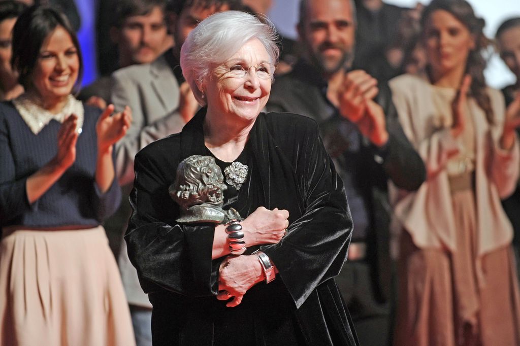 Josefina Molina, junto a su Goya de Honor
