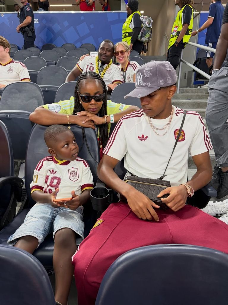 Las muecas, los bailes y la pasión con la que anima a su hermano Lamine Yamal han convertido a Keyne en uno de los rostros más queridos del campeonato