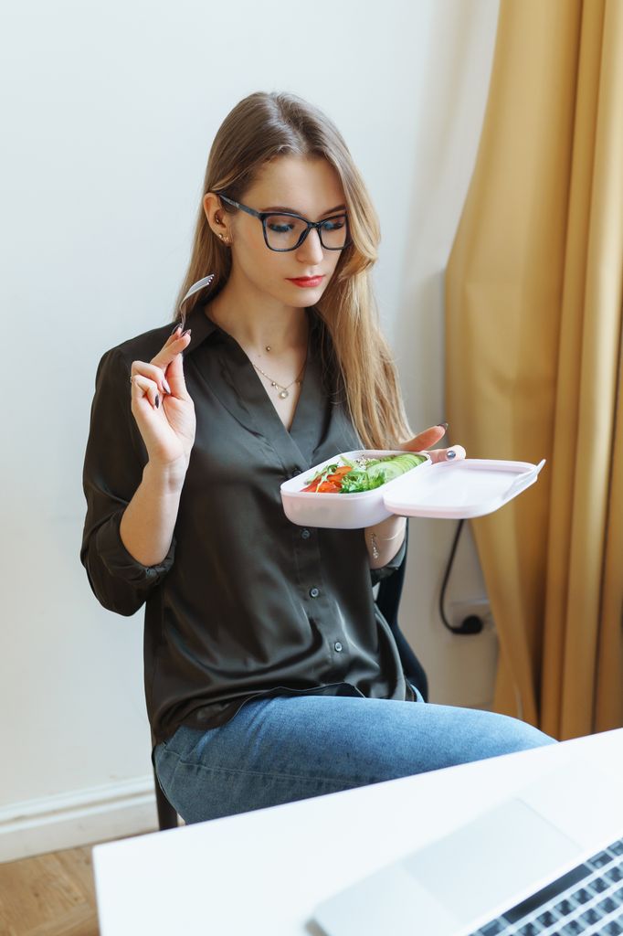 chica seria comida
