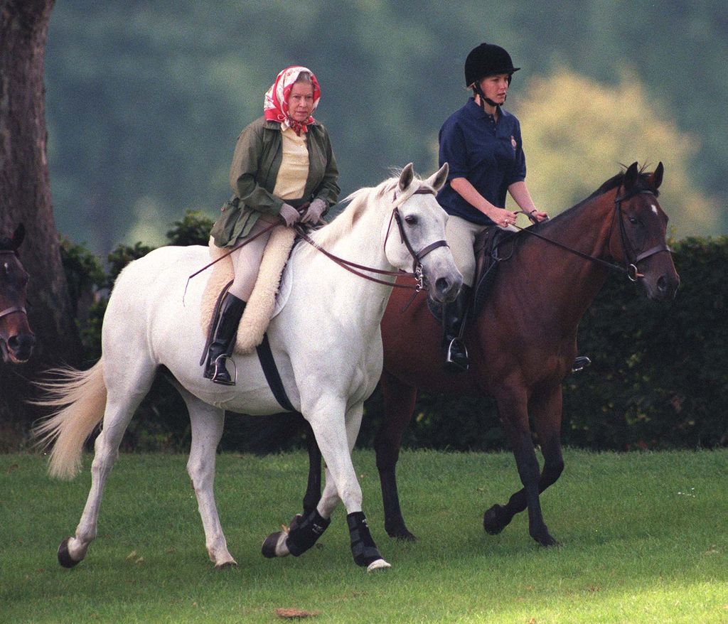 Sophie Rhys-Jones con Isabel II en los terrenos de Windsor en julio de 1998, entonces todavía era la novia del príncipe, es una muestra de la buena relación que las unió desde el principio