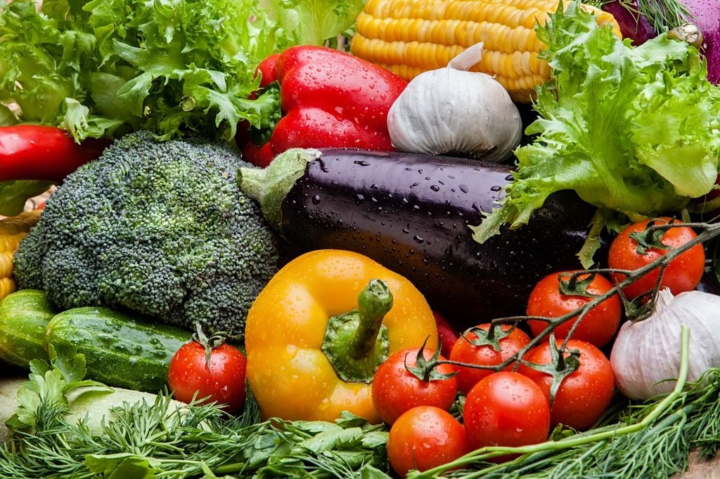 Es fundamental incluir verduras y frutas frescas en nuestro menú diario.