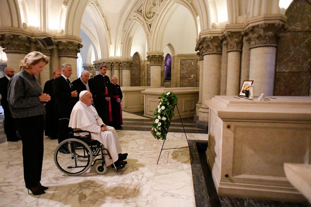 El Papa Francisco junto con los reyes Felipe y Matilde en la tumba del rey Balduino