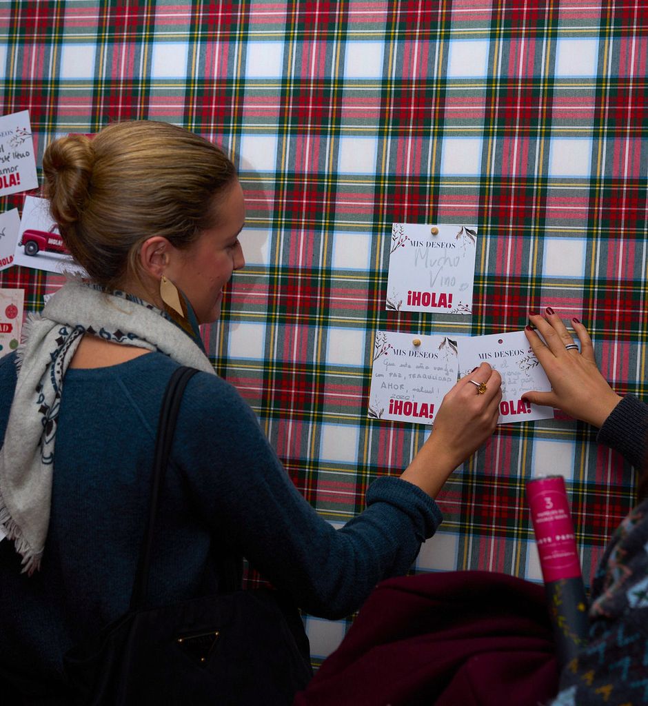 Fuen Albaladejo escribiendo su deseo navideño