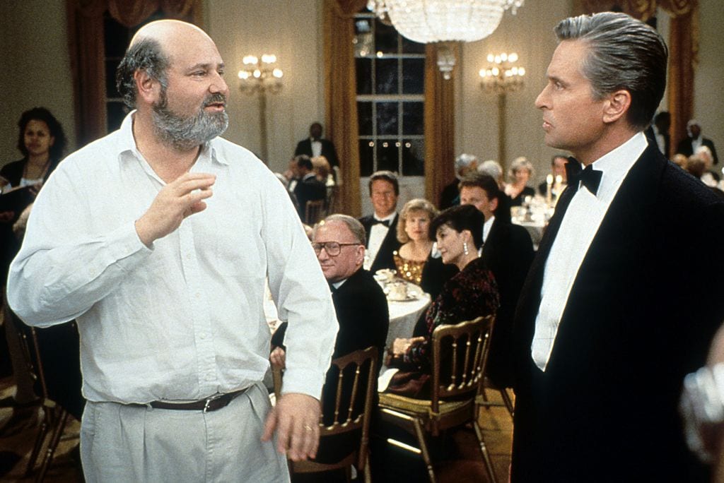 Michael Douglas y el director Rob Reiner ruedan las escenas de 'The American President', 1995