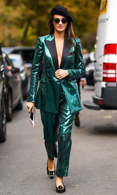 gabrielle caunesil con traje de lentejuelas y boina negra