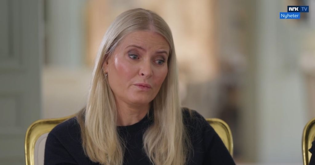Mette-Marit, durante su entrevista para abordar su vínculo con el convicto sexual Jeffrey Epstein para la cadena pública NRK