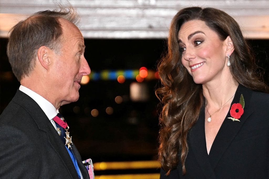 Plano medio de Kate Middleton llegando al concierto previo al Día del Recuerdo 2024