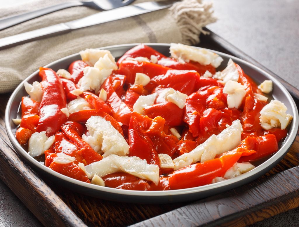 Pimientos rojos asados y bacalao, una combinación deliciosa.