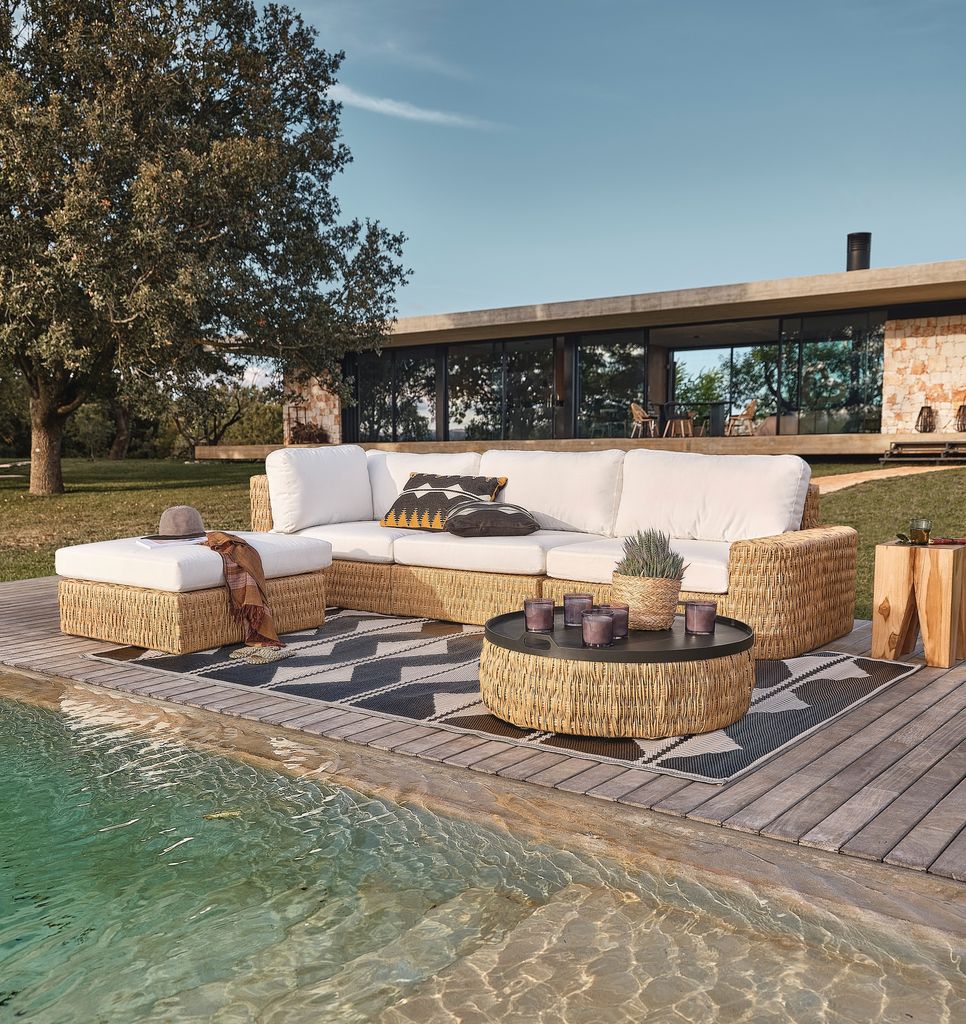 Terraza con muebles de mimbre. 