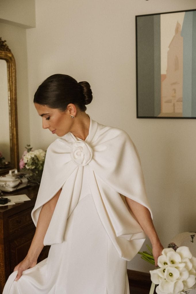 Novia con vestido con capa de Sofía Delgado